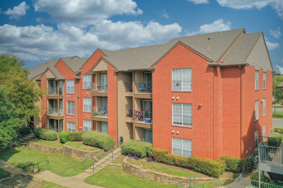 Fountains of Rosemeade Apartments in Carrollton, TX.